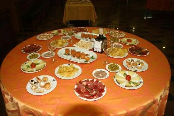 Hotel Los Chiles Villanueva Del Arzobispo 3*,  Spain